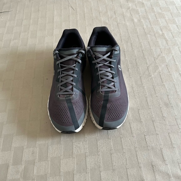 On Running Cloudflow Running Lace Up Sneakers in Black/Asphalt - Picture 4 of 15